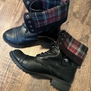 Women’s Lace-up Black Boots